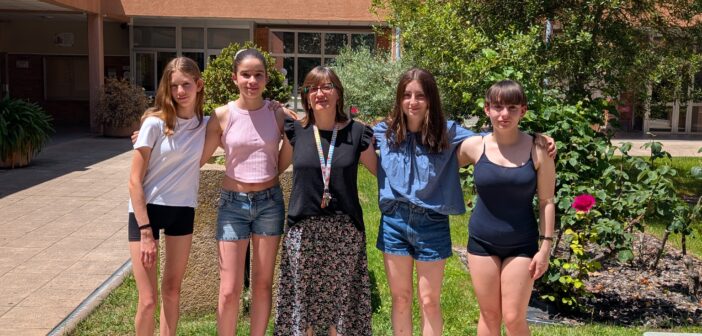 Las chicas del Club de Tele de 2º ESO presentan un vídeo titulado «Ciencia en Investigación» al concurso «Cazabulos»