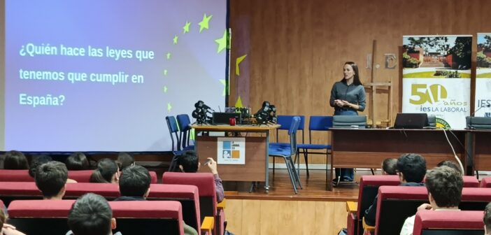 El alumnado de 1º de Bachillerato participa en una charla de nuestra antigua alumna Marta López sobre la juventud en Europa